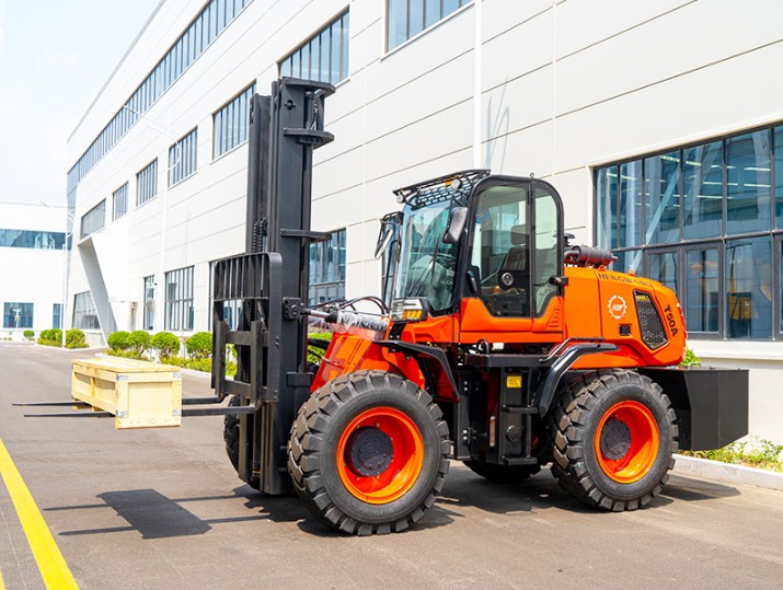 HWC-70 All-terrain forklift