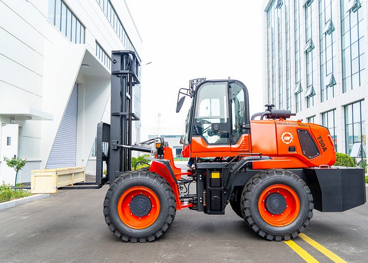 HWC-70 All-terrain forklift